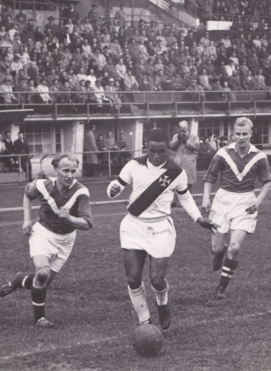 Alliansen möter Vasco da Gama på Olympiastadion. Matti Haahti till höger, Paavo Lyytikäinen (Kiffen) till vänster.