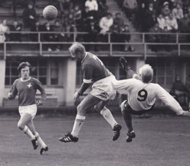 HIFK ja Haka Olympiastadionilla 1970-luvun alussa. Vasemmalta Vidar Enqvist, Matti Haahti ja Juhani Peltonen (Haka).