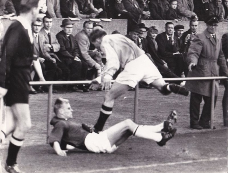 Så här kunde det också gå till i en derbymatch på 1960-talet. Matti Haahti blir påtrampad av Pentti Rautiainen (HPS) på Tölö Bollplan i september 1961.