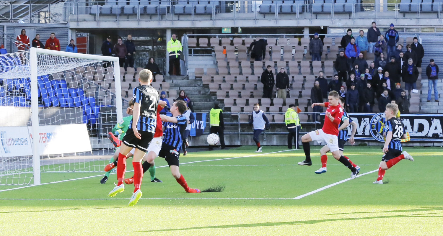 Eero Peltonen vei HIFK:n 1-0 johtoon edellisessä kohtaamisessa Sonera Stadiumilla. Kuva: Jere Nevalainen