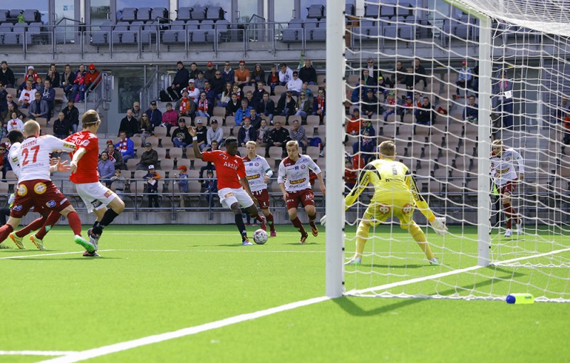 Nnaemeka Anyamelella oli hyvä paikka 1-0 maaliin. Jesse Öst kuitenkin torjui pallon jalallaan alakulmasta. Kuva: Jere Nevalainen