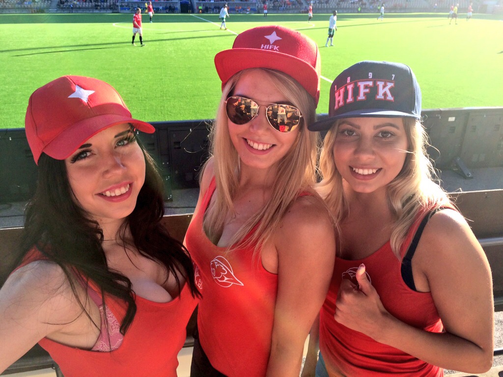 HIFK:n ihastuttavat Big Red Cats Cheerleaderit olivat jännittämässä HIFK:n ja IFK Mariehamnin välistä ottelua.