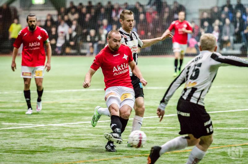 Jukka Sinisalo on yksi HIFK:n kokeneimmista liigapelaajista. Kuvassa Sinisalo taistelee VPS:n Juho Mäkelän kanssa Liigacupin puolivälieräottelussa. Kuva: Riku Laukkanen