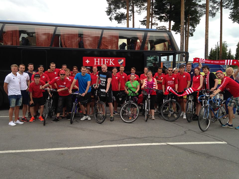 HIFK:n edustusjoukkue pysähtyi tapaamaan Kuopioon pyöräileviä fanejaan