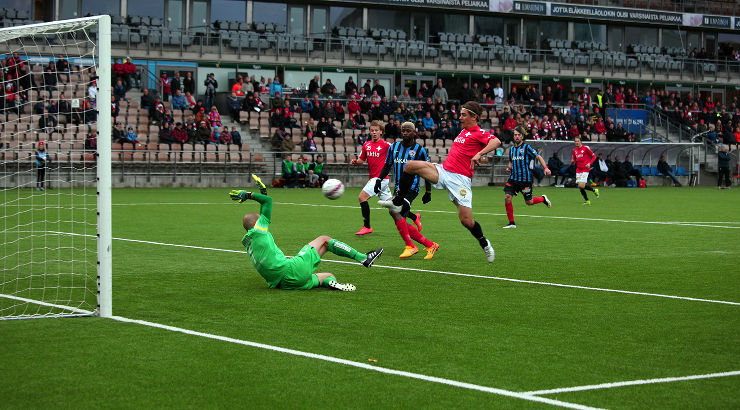 Pekka Sihvola tuikkaa IFK:n 2-0 johtoon kauden yhdeksännellä maalillaan. Kuva: Jere Nevalainen