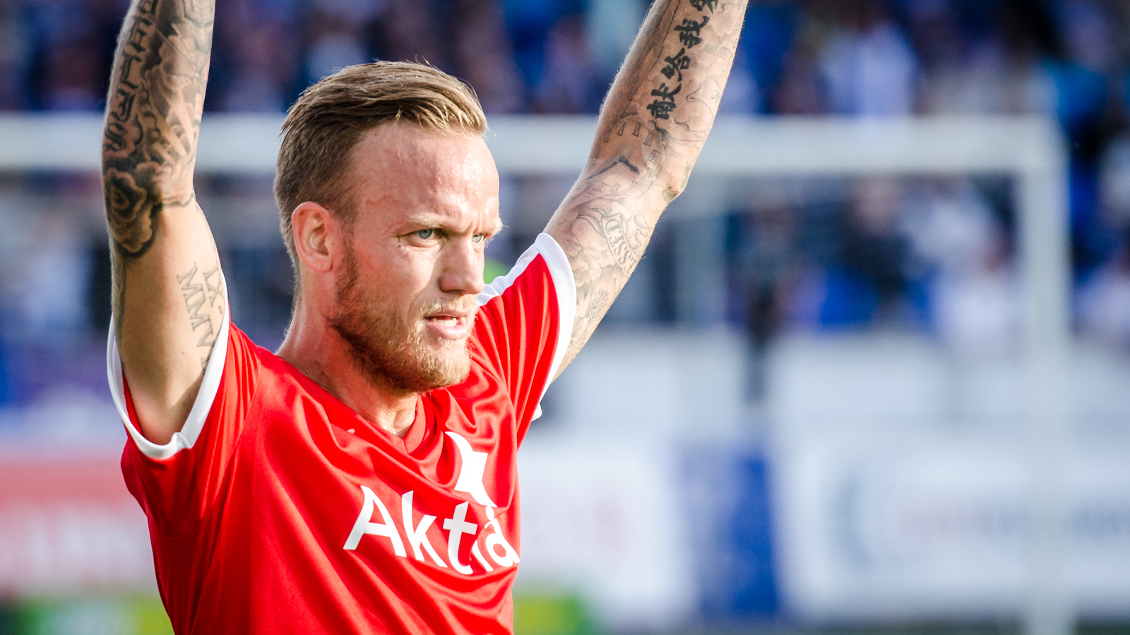 HIFK-kannattajaryhmä Stadin Kingien marssilla ennen Veikkausliiga-ottelua HIFK - HJK, Helsingin Töölössä, 10. elokuuta 2016.