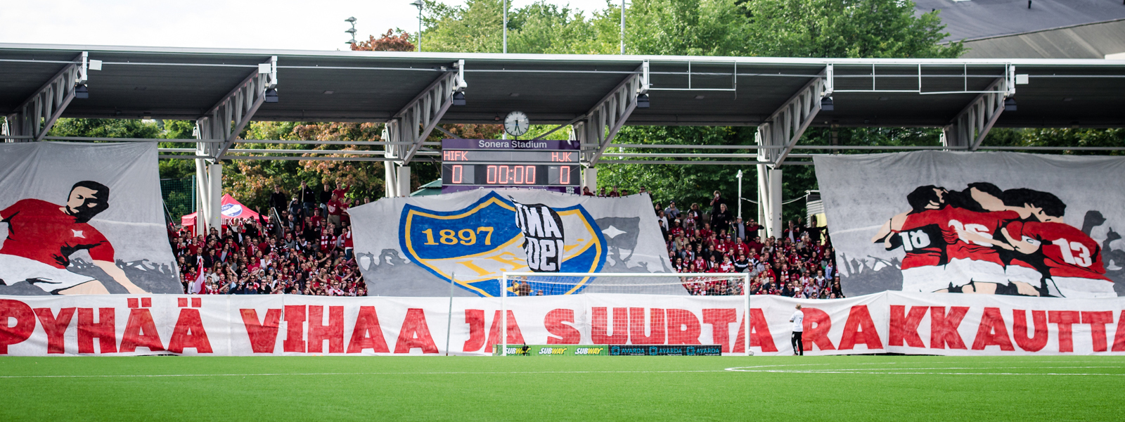 HIFK-kannattajaryhmä Stadin Kingien marssilla ennen Veikkausliiga-ottelua HIFK - HJK, Helsingin Töölössä, 10. elokuuta 2016.