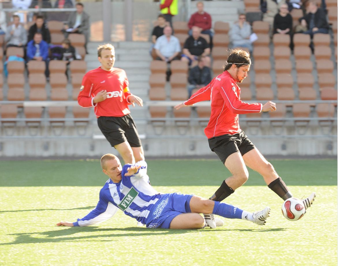 Tämän veljesparin jalkoihin jäi moni vastustaja. Mikko (vas.) ja Jukka Halme dominoivat IFK:n keskikenttää vuosikaudet. Finnair Stadium, kesäkuu 2008. Kuva: Vilhelm Sjöström