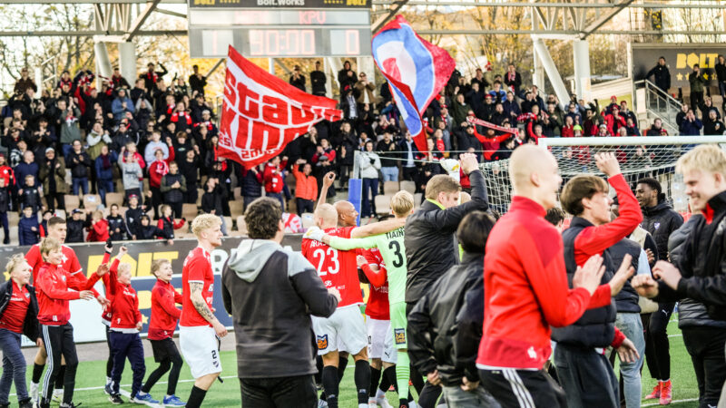 Joukkue juhlii kannattajien kanssa ensimmäistä voittoa Miesten Ykkösessä. HIFK - TPS, 3.5.2023. Kuvaaja: Niko Nakari